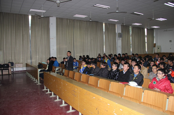 我所钱航律师为宁波大红鹰学院进行法律讲座