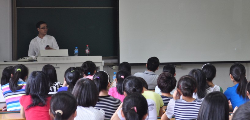 给法学新生讲课