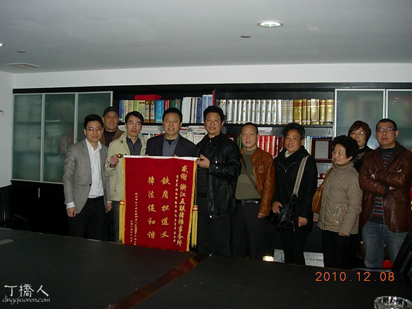 1700多户杭州邻里人家业主为五联律师送来锦旗